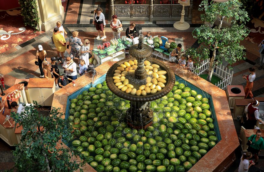 Центральный фонтан ГУМа наполнили арбузами и дынями 4 фото