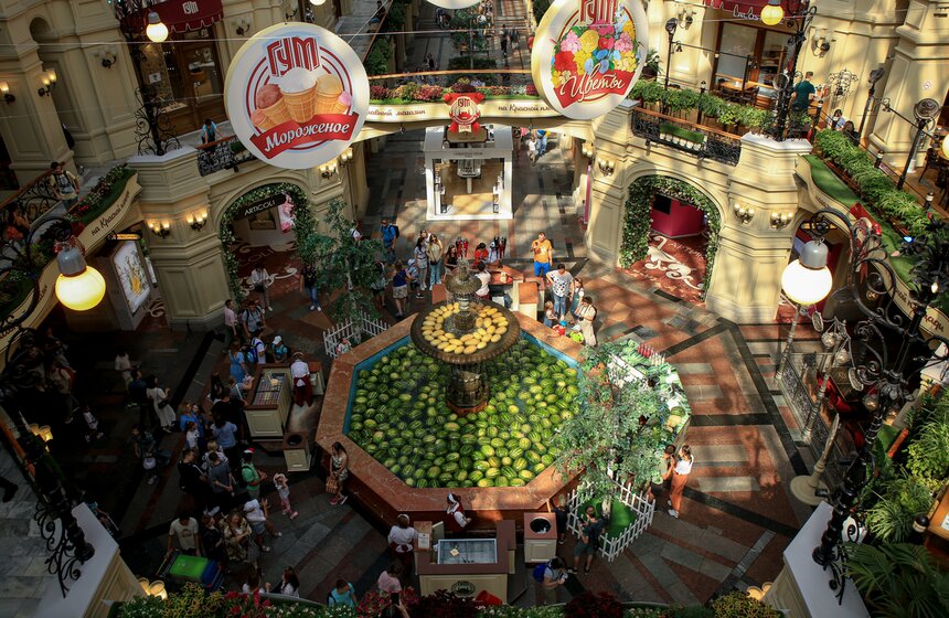 Центральный фонтан ГУМа наполнили арбузами и дынями 7 фото