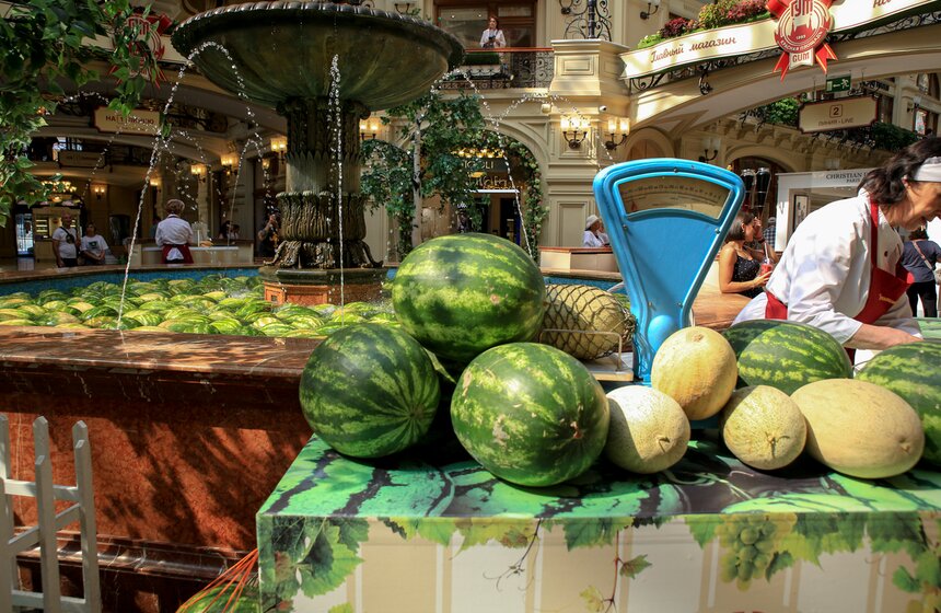Центральный фонтан ГУМа наполнили арбузами и дынями 2 фото
