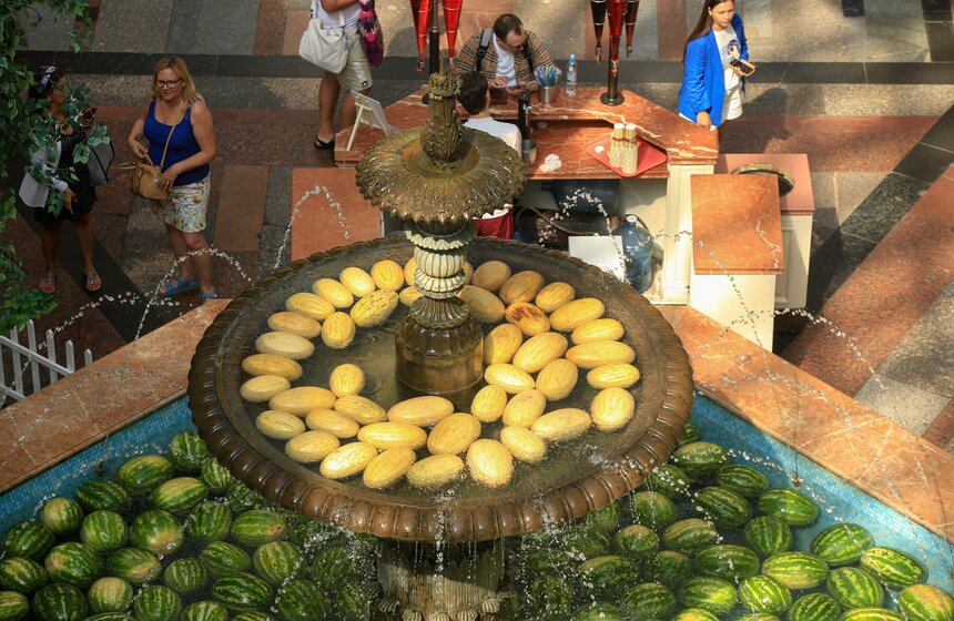 Центральный фонтан ГУМа наполнили арбузами и дынями 6 фото