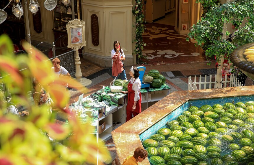 Центральный фонтан ГУМа наполнили арбузами и дынями 9 фото