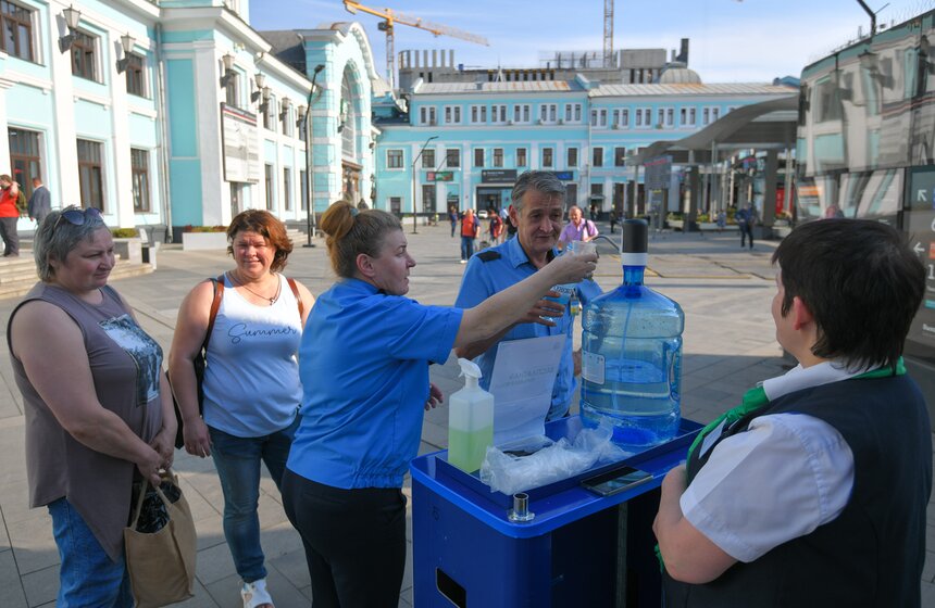 Воду будут раздавать пассажирам на 14 вокзалах и станциях МЖД до конца недели 7 фото