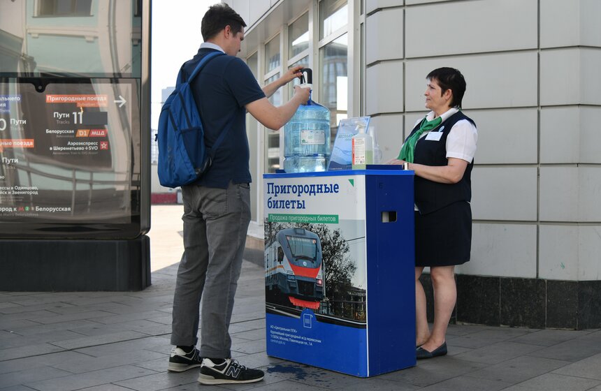 Воду будут раздавать пассажирам на 14 вокзалах и станциях МЖД до конца недели 3 фото