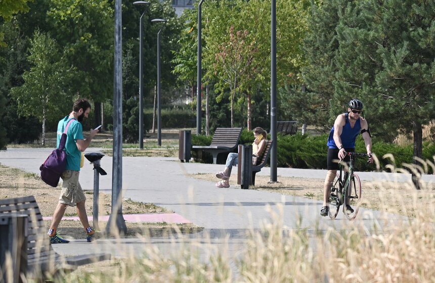 Москвичи спасаются от летнего зноя в городских парках 10 фото