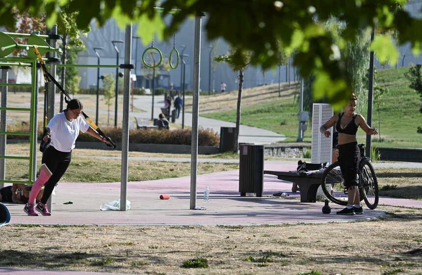 Москвичи спасаются от летнего зноя в городских парках 20 фото