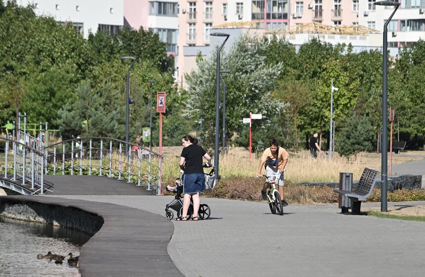 Москвичи спасаются от летнего зноя в городских парках 24 фото