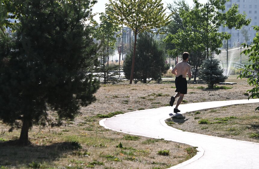 Москвичи спасаются от летнего зноя в городских парках 19 фото