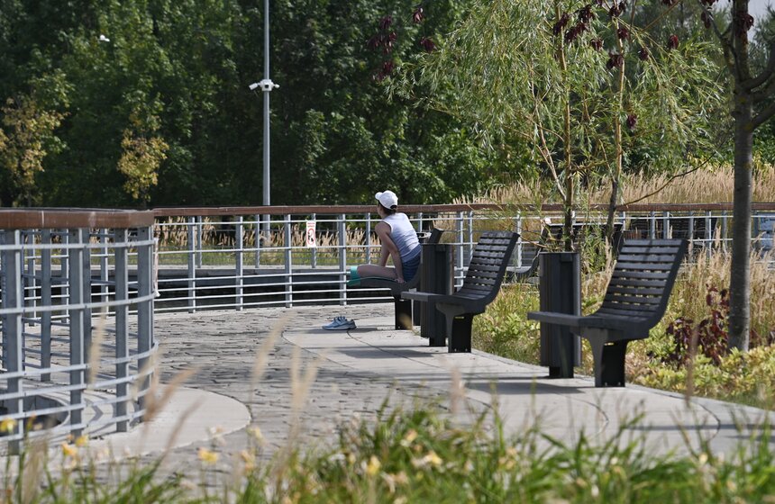 Москвичи спасаются от летнего зноя в городских парках 12 фото