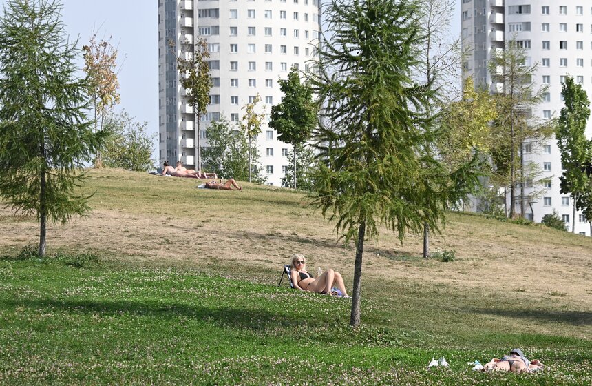 Москвичи спасаются от летнего зноя в городских парках 2 фото