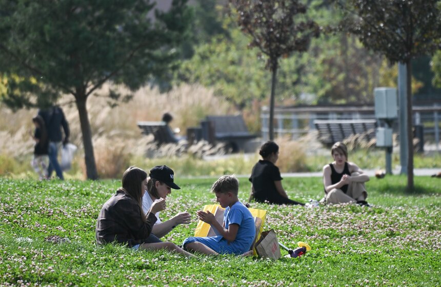 Москвичи спасаются от летнего зноя в городских парках 6 фото