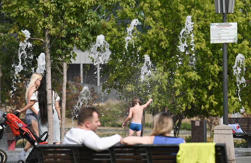 Москвичи спасаются от летнего зноя в городских парках 8 фото