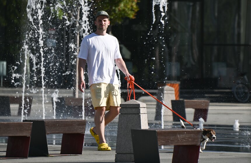 Москвичи спасаются от летнего зноя в городских парках 21 фото