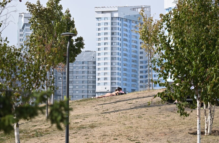 Москвичи спасаются от летнего зноя в городских парках 15 фото
