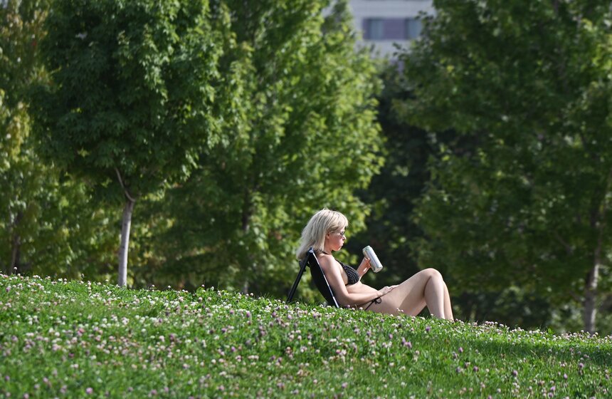 Москвичи спасаются от летнего зноя в городских парках 16 фото