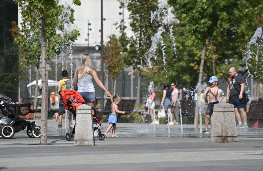 Москвичи спасаются от летнего зноя в городских парках 3 фото