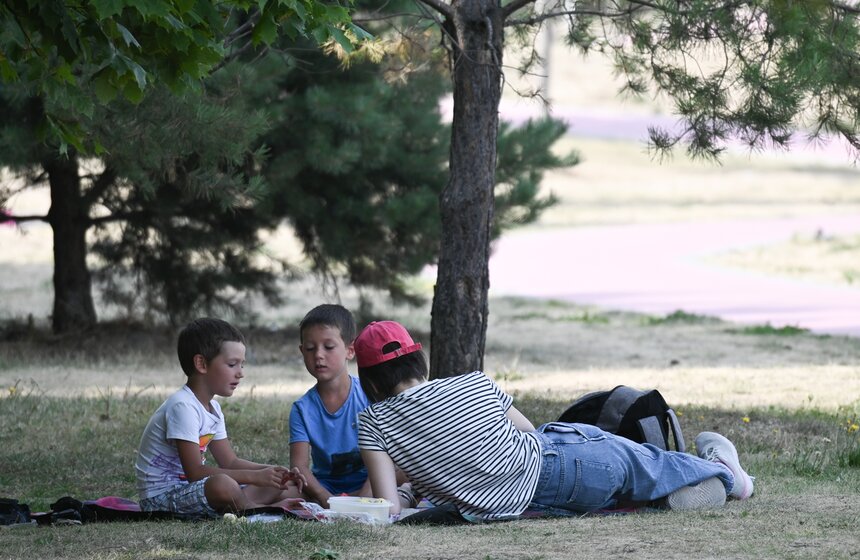 Москвичи спасаются от летнего зноя в городских парках 13 фото