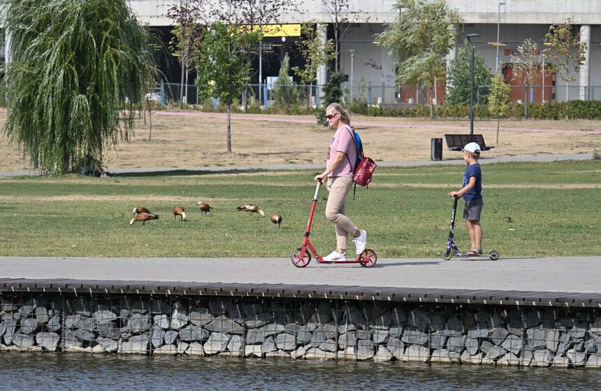Москвичи спасаются от летнего зноя в городских парках 7 фото