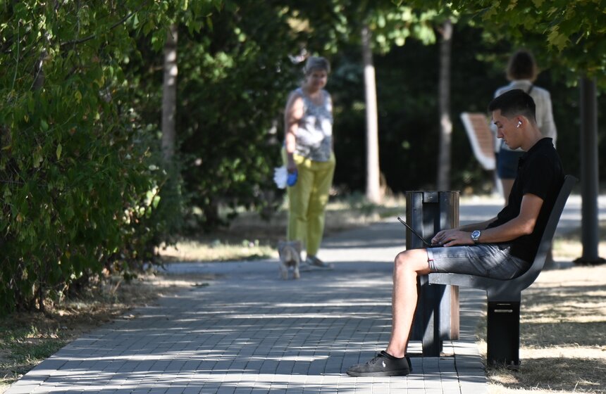 Москвичи спасаются от летнего зноя в городских парках 18 фото