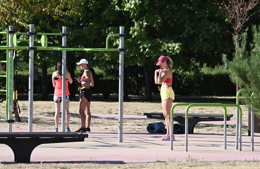 Москвичи спасаются от летнего зноя в городских парках 27 фото