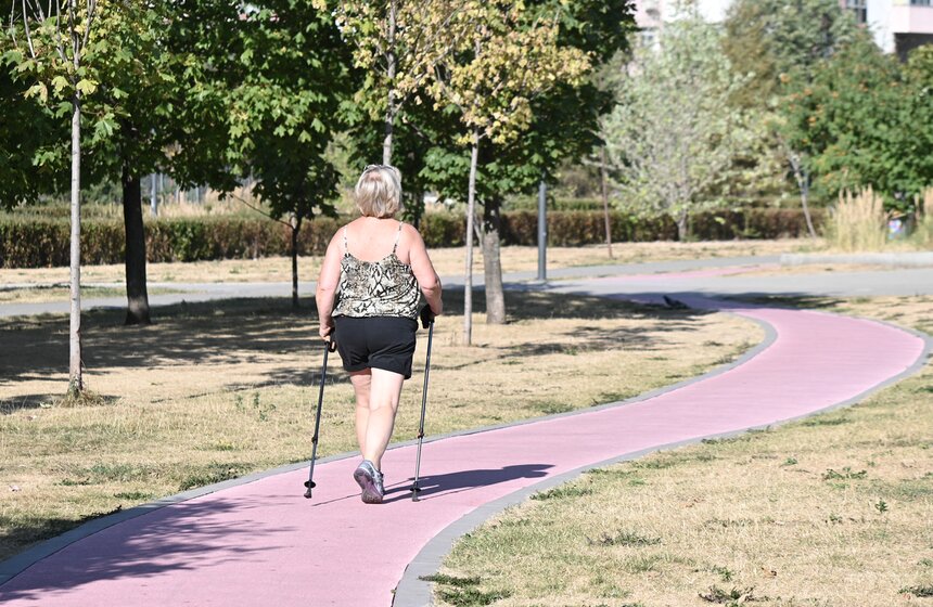 Москвичи спасаются от летнего зноя в городских парках 23 фото