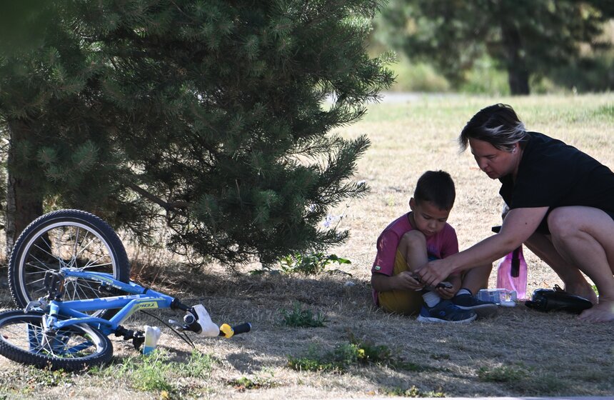 Москвичи спасаются от летнего зноя в городских парках 28 фото
