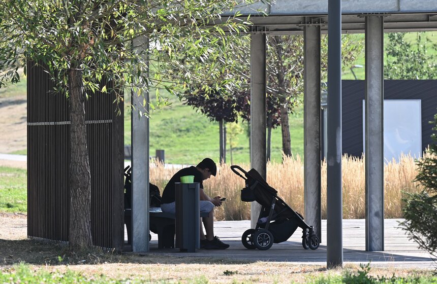 Москвичи спасаются от летнего зноя в городских парках 29 фото