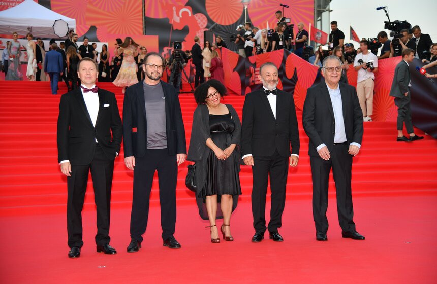 Члены жюри основного конкурса фестиваля: художественный руководитель Государственного Театра Наций Евгений Миронов, режиссер Андрей Кравчук, продюсер Танди Дэвидс, оператор-постановщик Гайк Киракосян и режиссер Расул Садрамели