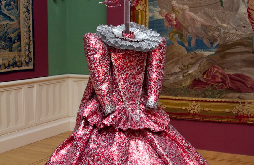 В Царицыно проходит выставка скульптур-костюмов 11 фото