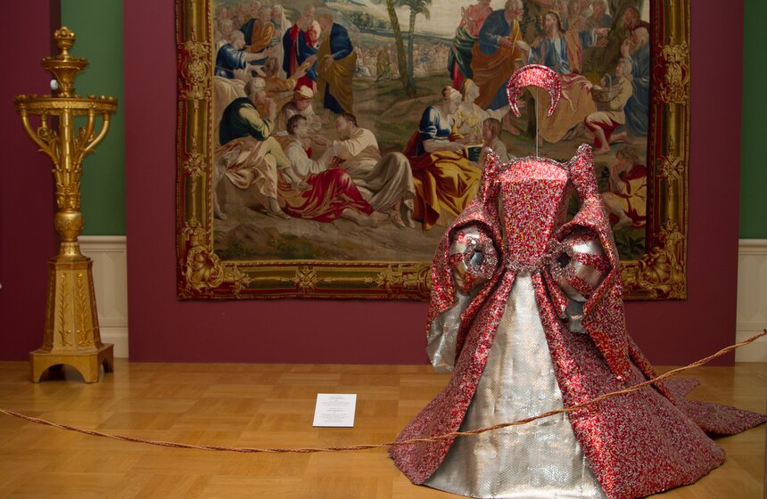 В Царицыно проходит выставка скульптур-костюмов 9 фото