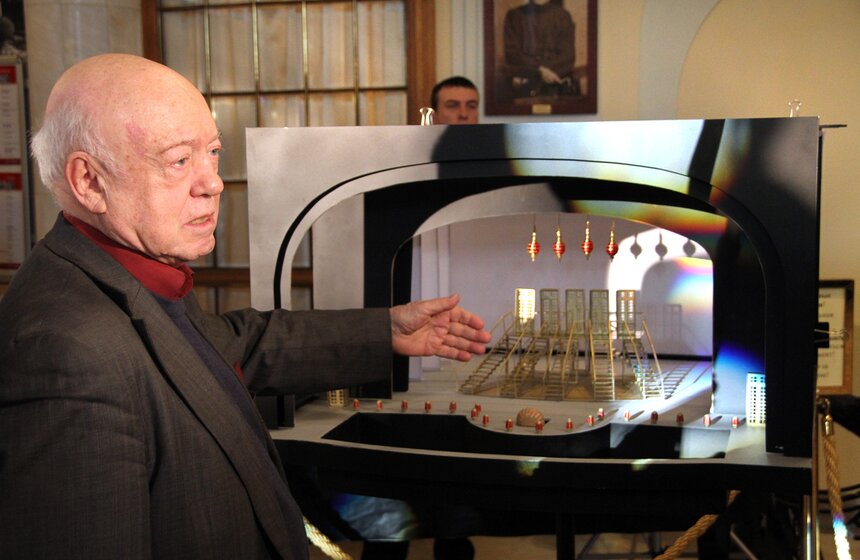 В "Новой Опере" представили макет декораций к "Школе жен" 4 фото