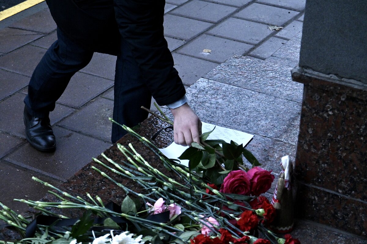 Очередь к мемориалу 24 апреля. Вешкайма стрельба в садике. Стихийный бетонный мемориал в память о жертвах головкина. Стихийный мемориал навальному. Стихийный мемориал навальному.