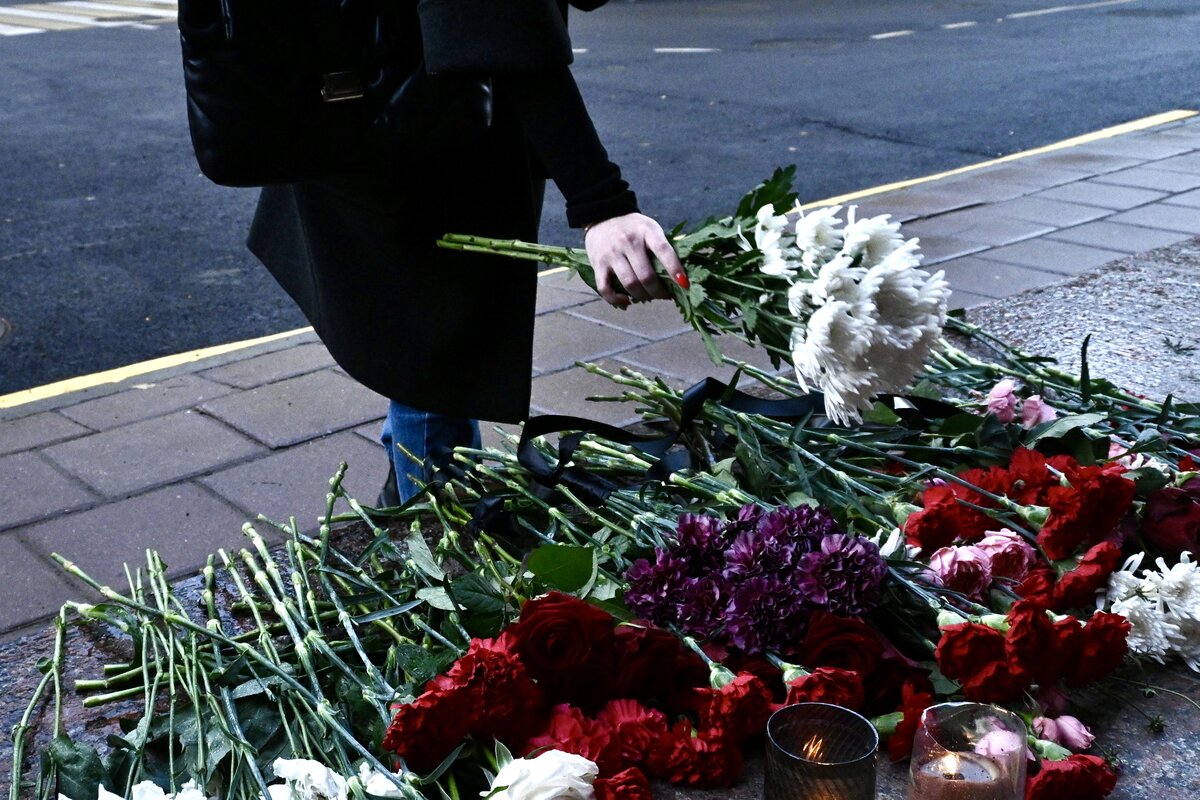 Стихийный мемориал навальному. Стихийный мемориал навальному. Пермь скорбим. Стихийный мемориал навальному. Стихийный мемориал навальному.