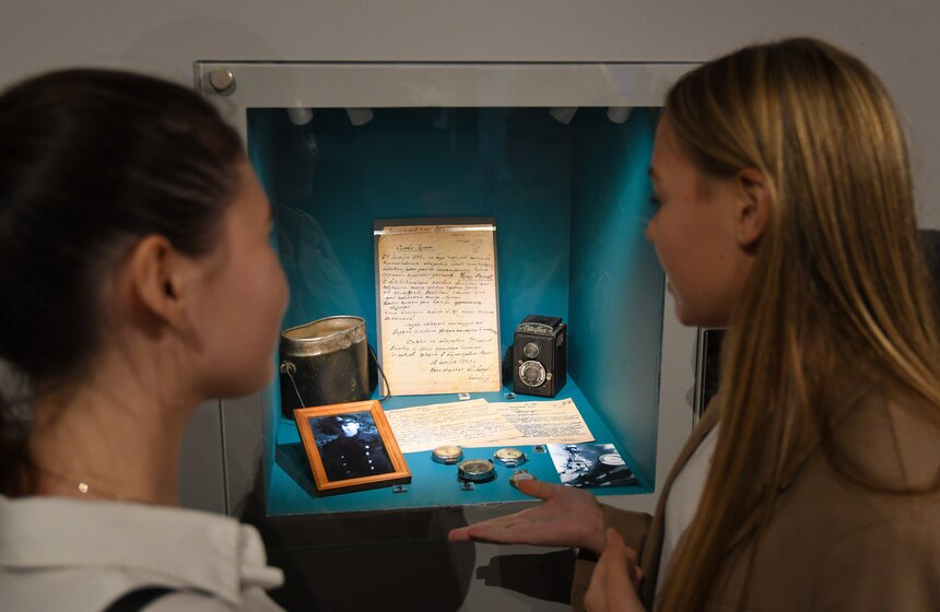 Выставка "Подвиг народа в объективе кинокамеры" открылась в Музее Победы 13 фото