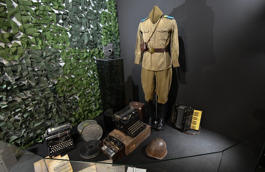 Выставка "Подвиг народа в объективе кинокамеры" открылась в Музее Победы 6 фото