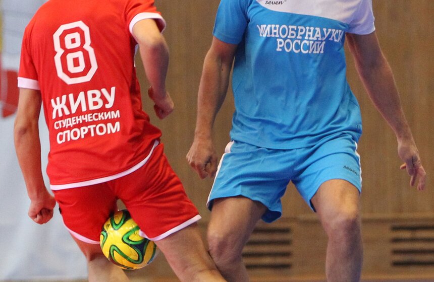 Минобрнауки сыграло в футбол против московских студентов 10 фото