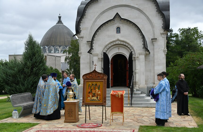 Праздничный молебен Флору и Лавру провели у храма-часовни Василия Великого на ВДНХ 4 фото