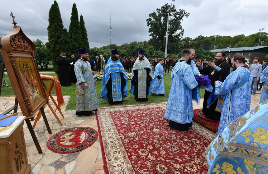 Праздничный молебен Флору и Лавру провели у храма-часовни Василия Великого на ВДНХ 18 фото