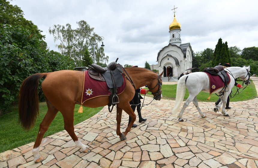 Праздничный молебен Флору и Лавру провели у храма-часовни Василия Великого на ВДНХ 6 фото