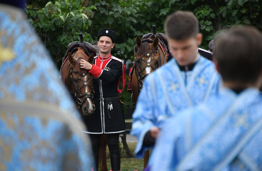 Праздничный молебен Флору и Лавру провели у храма-часовни Василия Великого на ВДНХ 8 фото