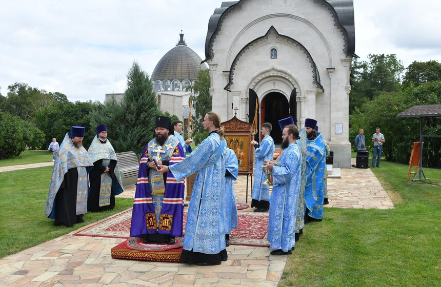 Праздничный молебен Флору и Лавру провели у храма-часовни Василия Великого на ВДНХ 16 фото