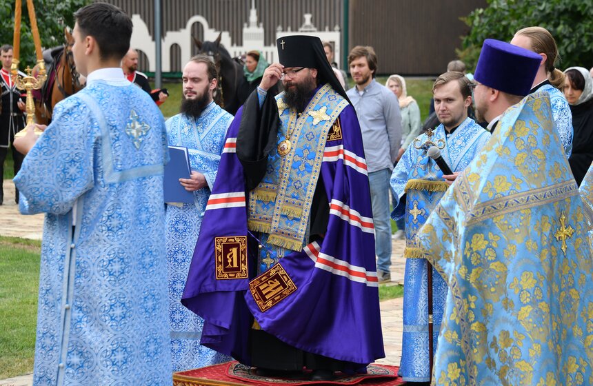 Праздничный молебен Флору и Лавру провели у храма-часовни Василия Великого на ВДНХ 13 фото