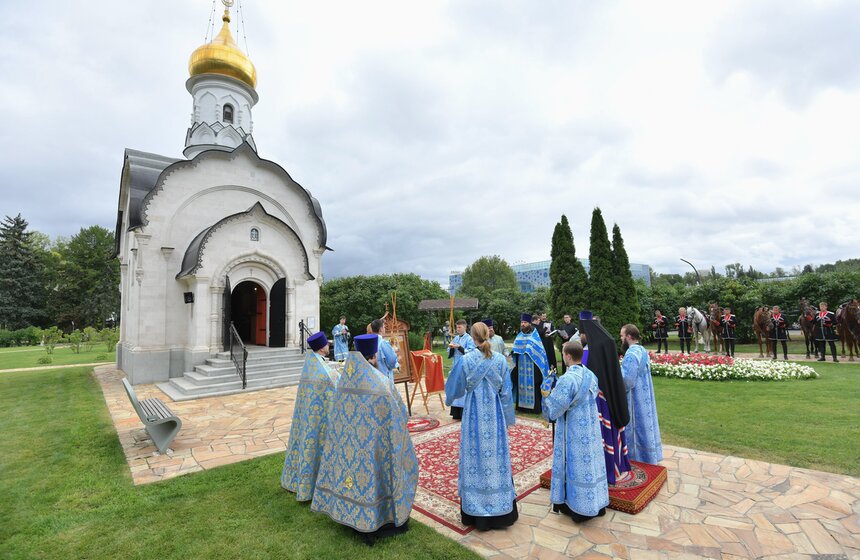 Праздничный молебен Флору и Лавру провели у храма-часовни Василия Великого на ВДНХ 12 фото