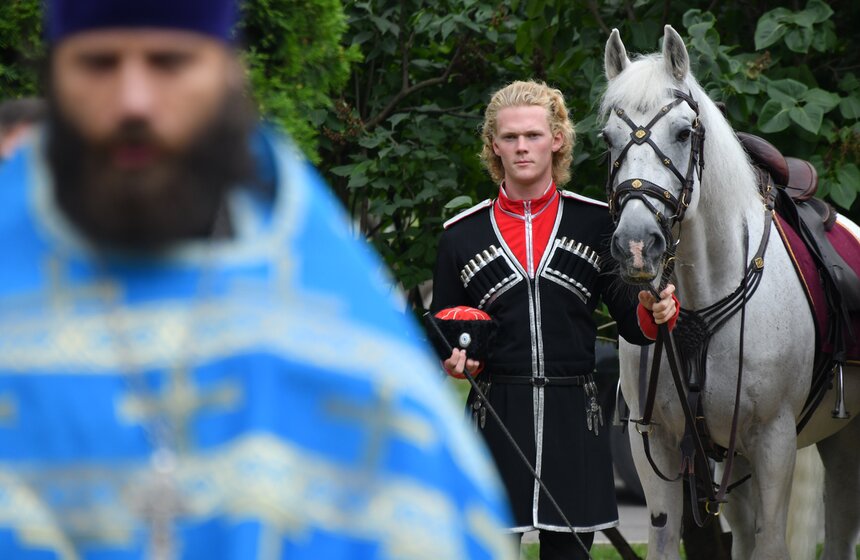 Праздничный молебен Флору и Лавру провели у храма-часовни Василия Великого на ВДНХ 10 фото