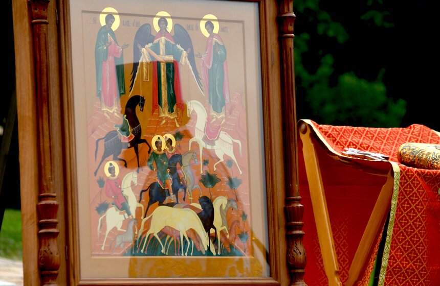 Праздничный молебен Флору и Лавру провели у храма-часовни Василия Великого на ВДНХ 2 фото