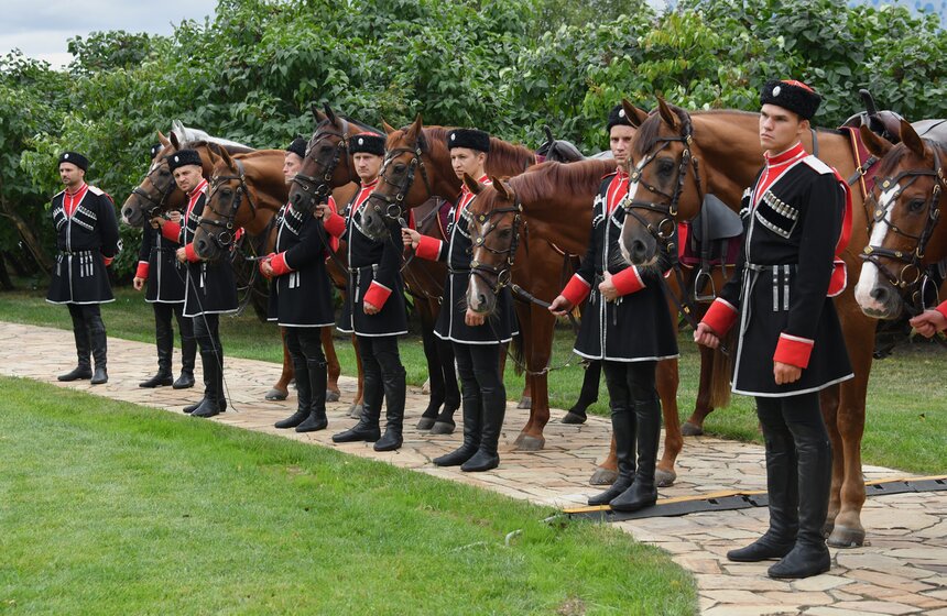 Праздничный молебен Флору и Лавру провели у храма-часовни Василия Великого на ВДНХ 19 фото