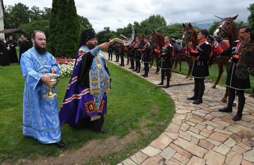 Праздничный молебен Флору и Лавру провели у храма-часовни Василия Великого на ВДНХ 17 фото
