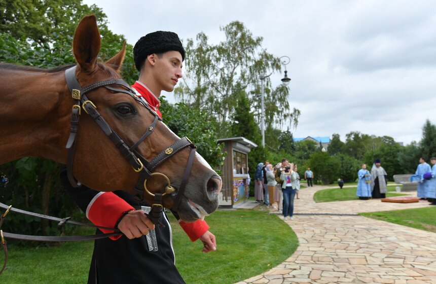 Праздничный молебен Флору и Лавру провели у храма-часовни Василия Великого на ВДНХ 7 фото