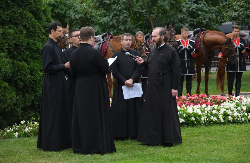 Праздничный молебен Флору и Лавру провели у храма-часовни Василия Великого на ВДНХ 14 фото