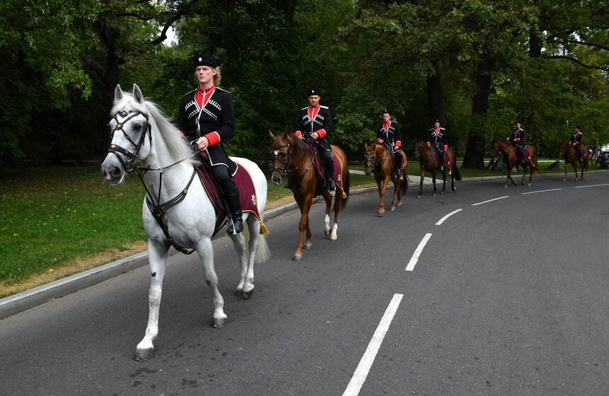 Праздничный молебен Флору и Лавру провели у храма-часовни Василия Великого на ВДНХ 5 фото