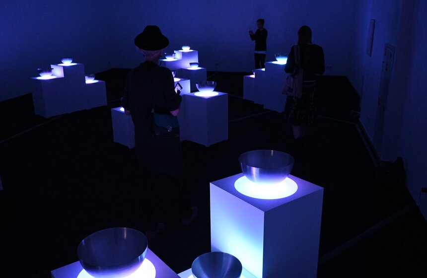 В Москве открыли выставку Сергея Филатова "Я слышу тебя" 7 фото